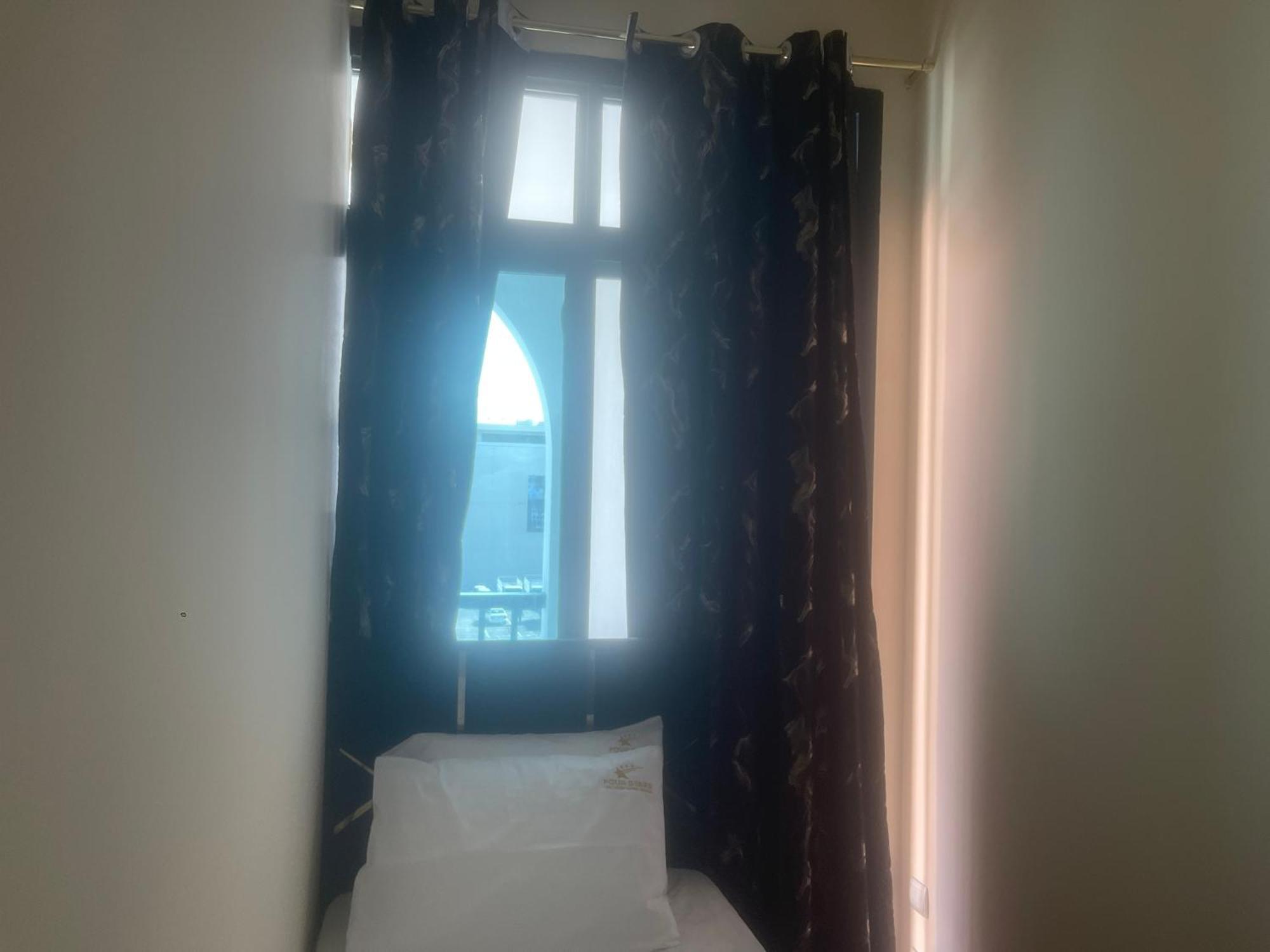 Four Stars Hostel Dubai Bagian luar foto