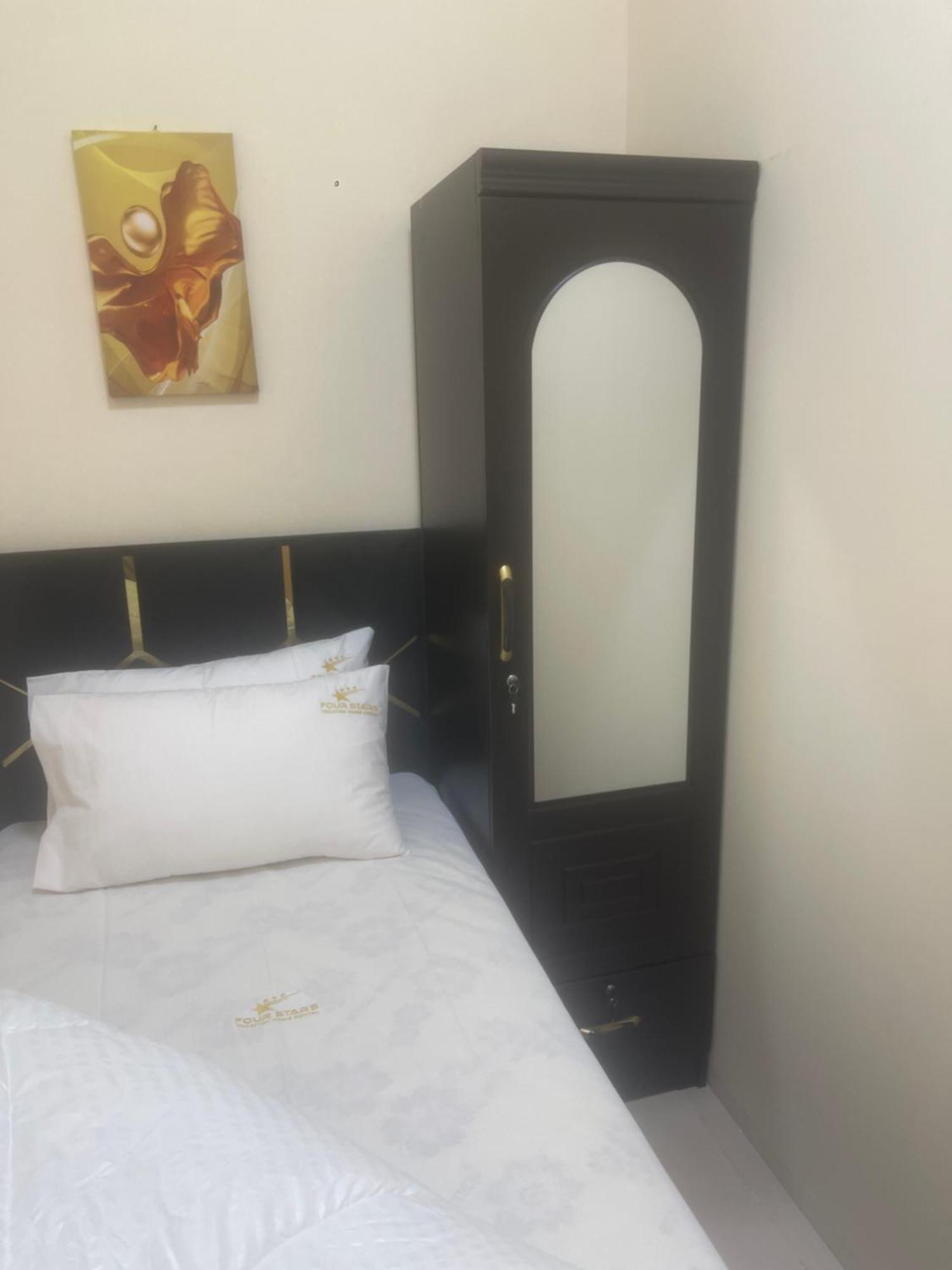 Four Stars Hostel Dubai Bagian luar foto