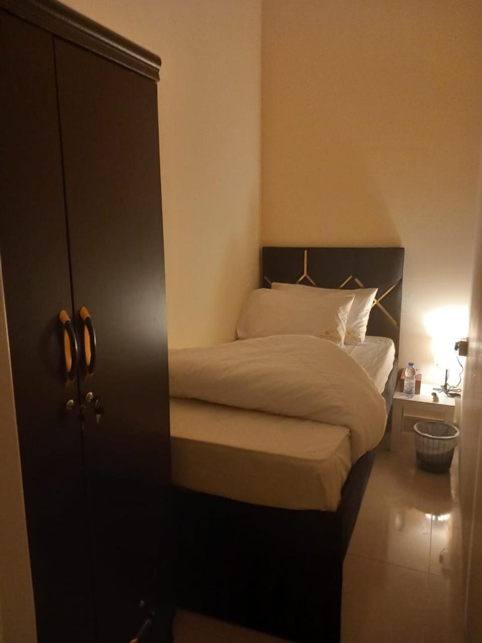 Four Stars Hostel Dubai Bagian luar foto