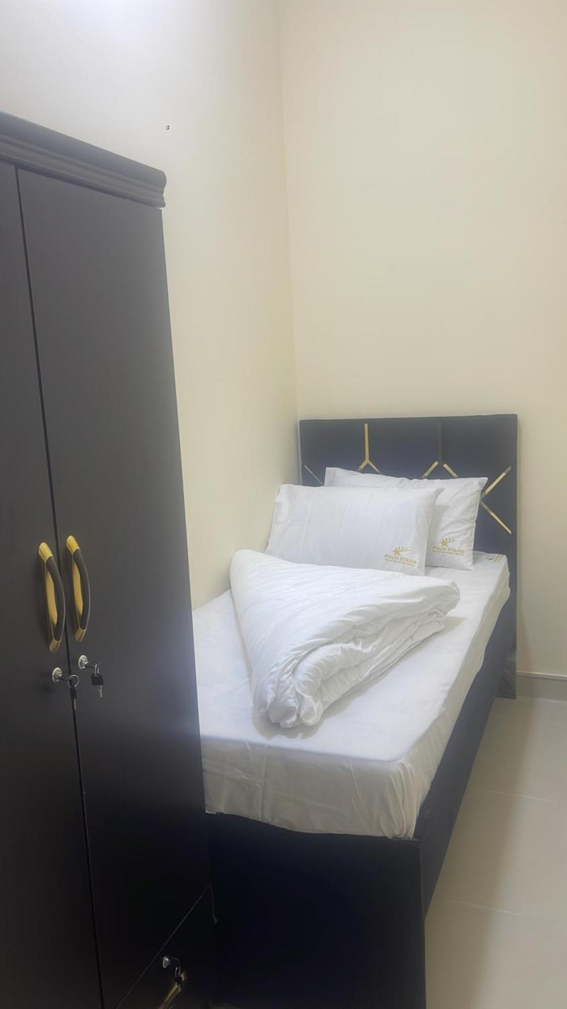 Four Stars Hostel Dubai Bagian luar foto