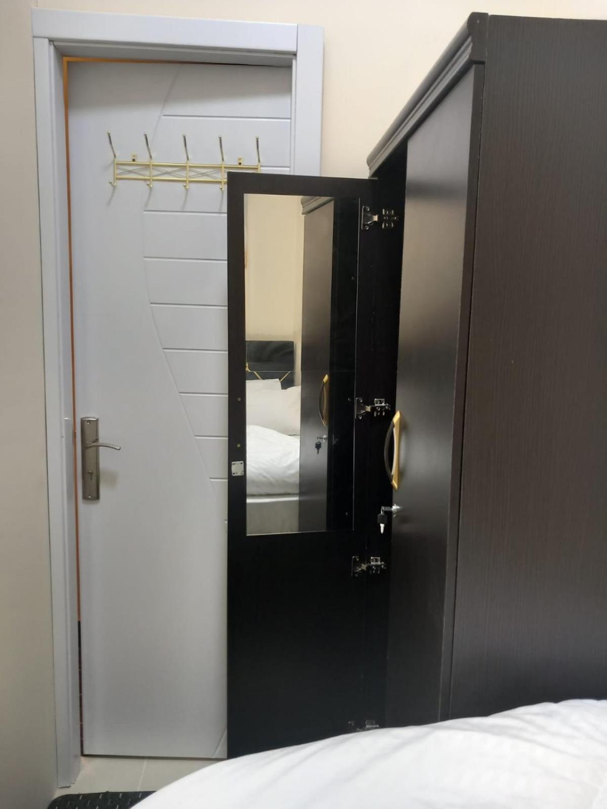Four Stars Hostel Dubai Bagian luar foto