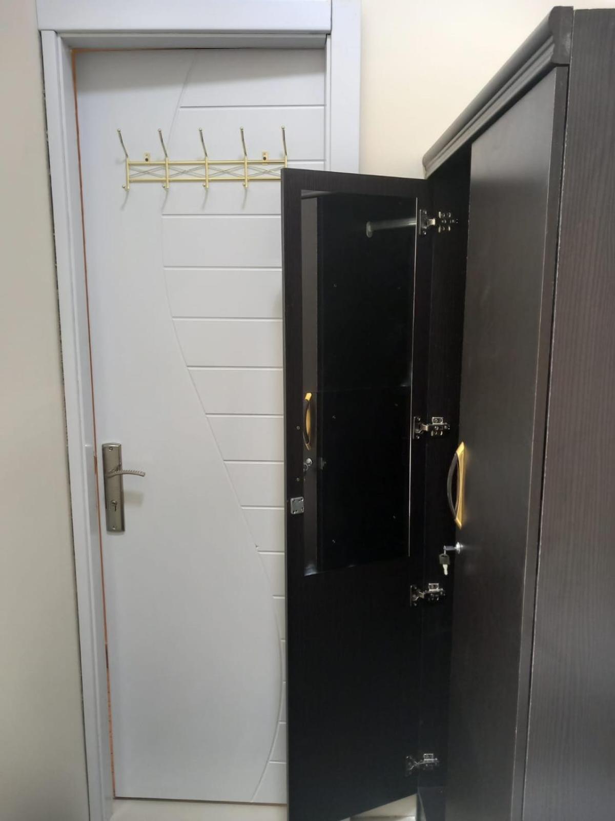 Four Stars Hostel Dubai Bagian luar foto