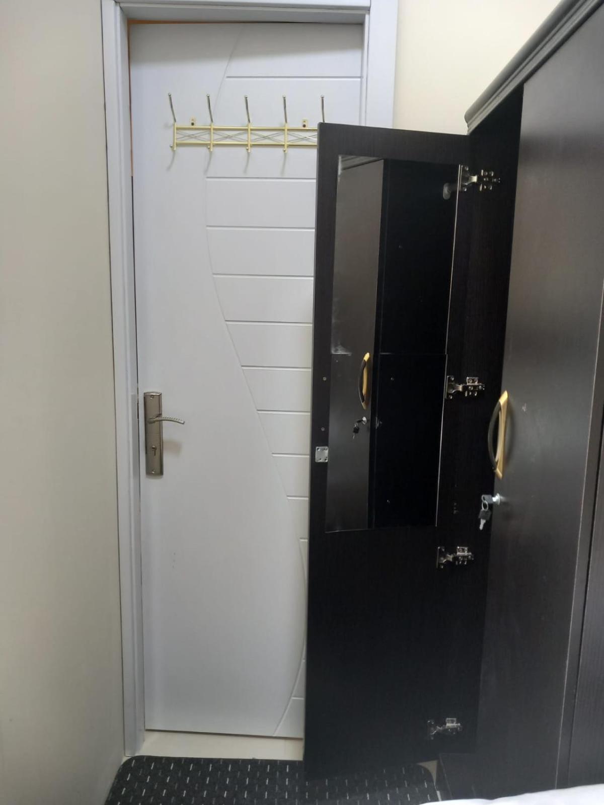 Four Stars Hostel Dubai Bagian luar foto