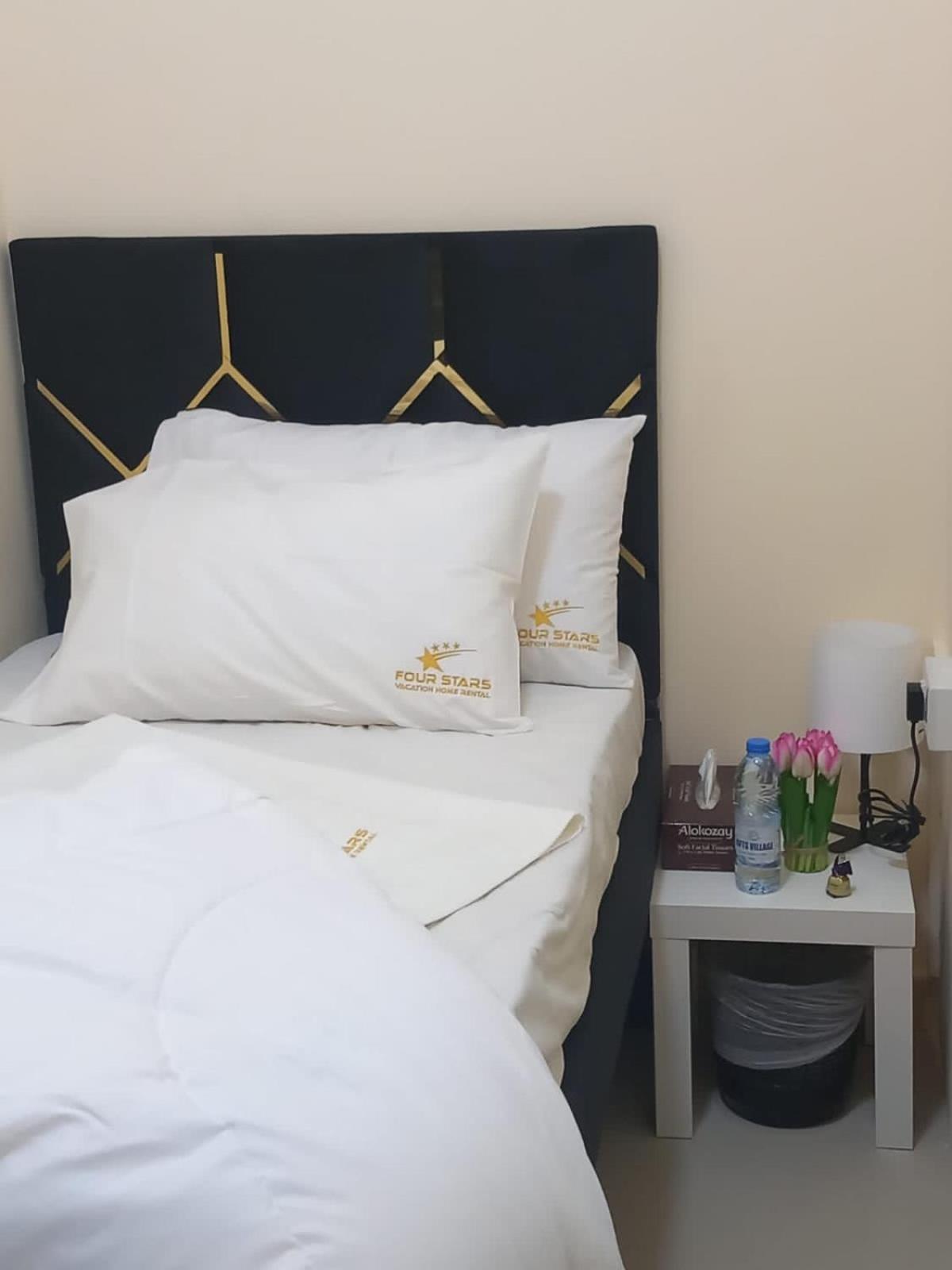 Four Stars Hostel Dubai Bagian luar foto