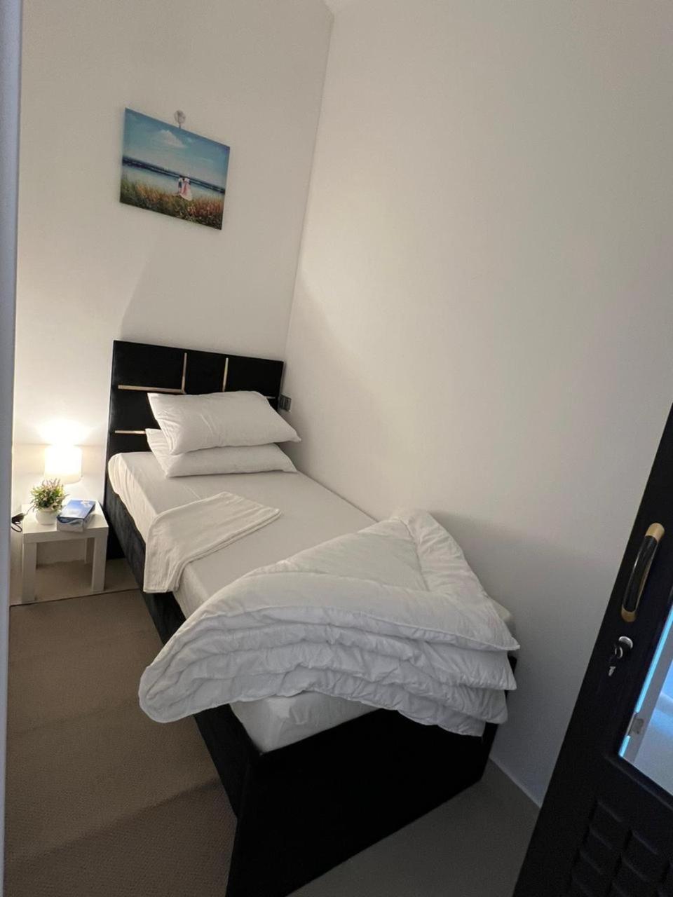 Four Stars Hostel Dubai Bagian luar foto